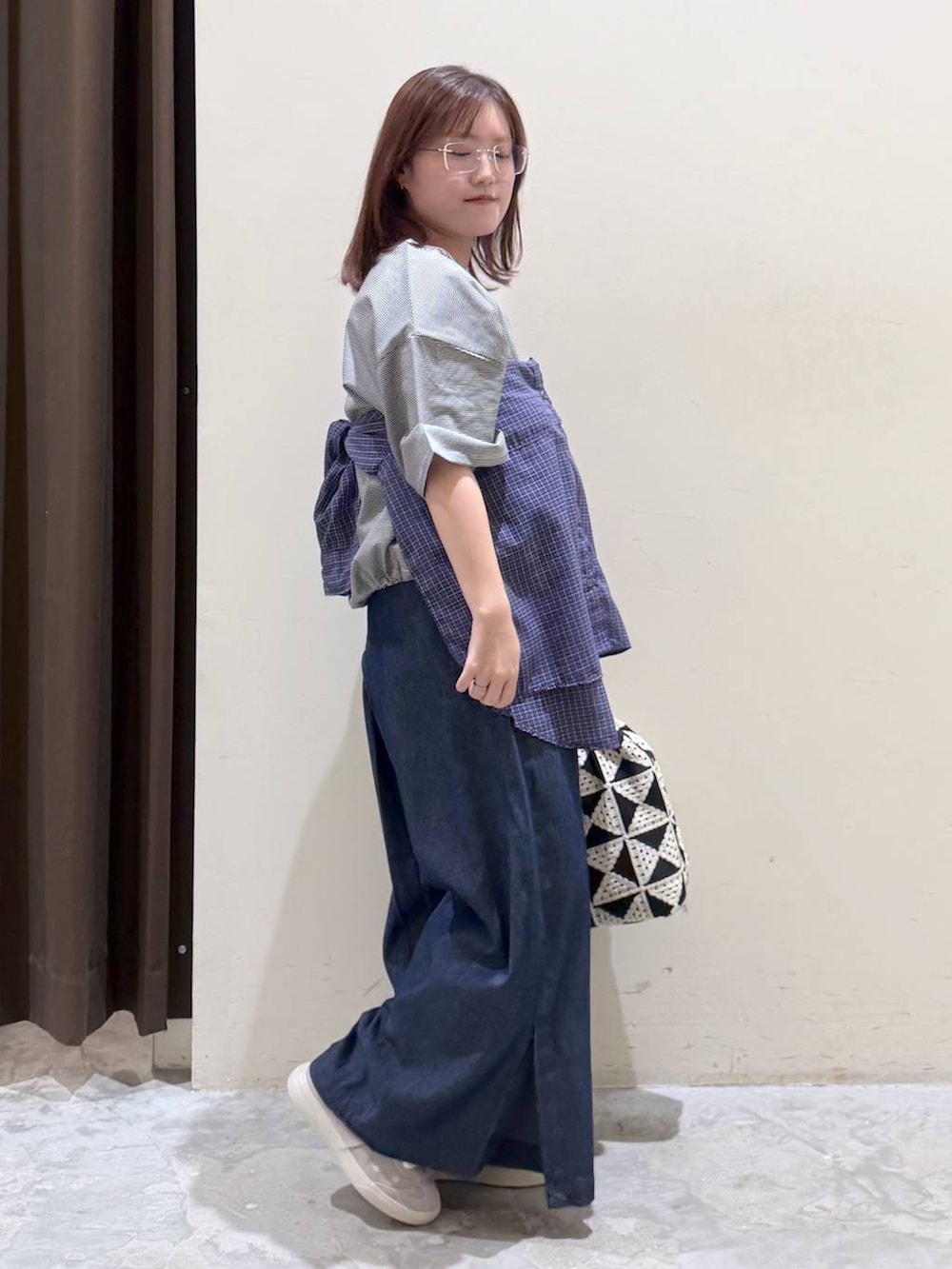 その他のトートバッグ、ブルー系のその他パンツ、グレー系のスニーカーを着用したレディースの夏コーディネートの3枚目の写真