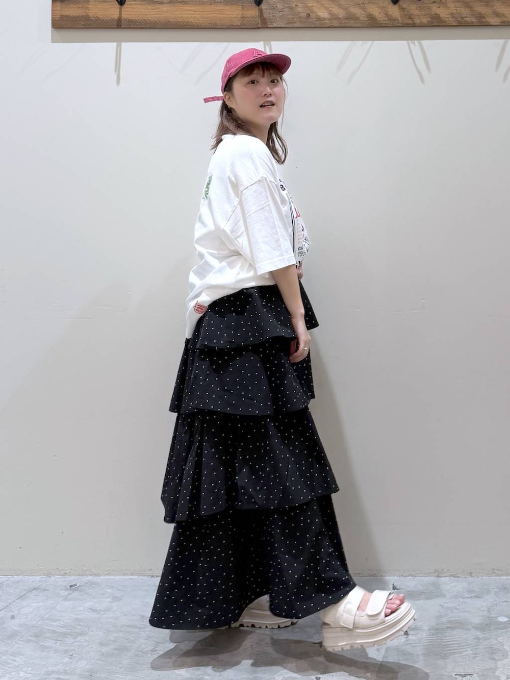 その他のトートバッグ、ベージュ系のサンダル、ホワイト系のTシャツ/カットソーを着用したレディースの夏コーディネートの5枚目の写真