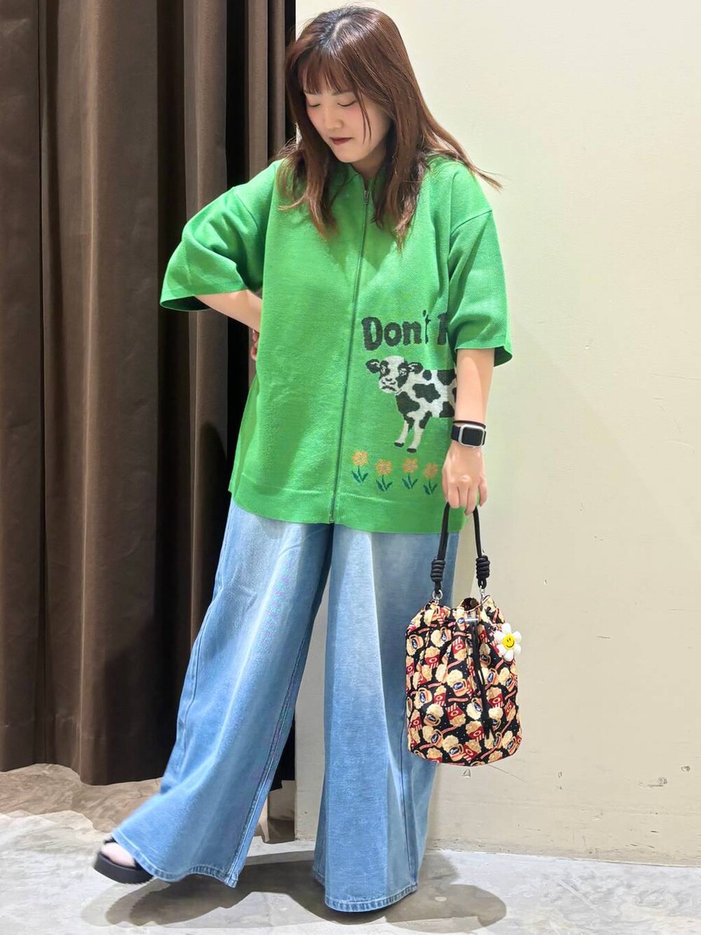 ブラック系のサンダル、ブルー系のデニムパンツ、グリーン系のシャツ/ブラウスを着用したレディースの夏コーディネートの4枚目の写真