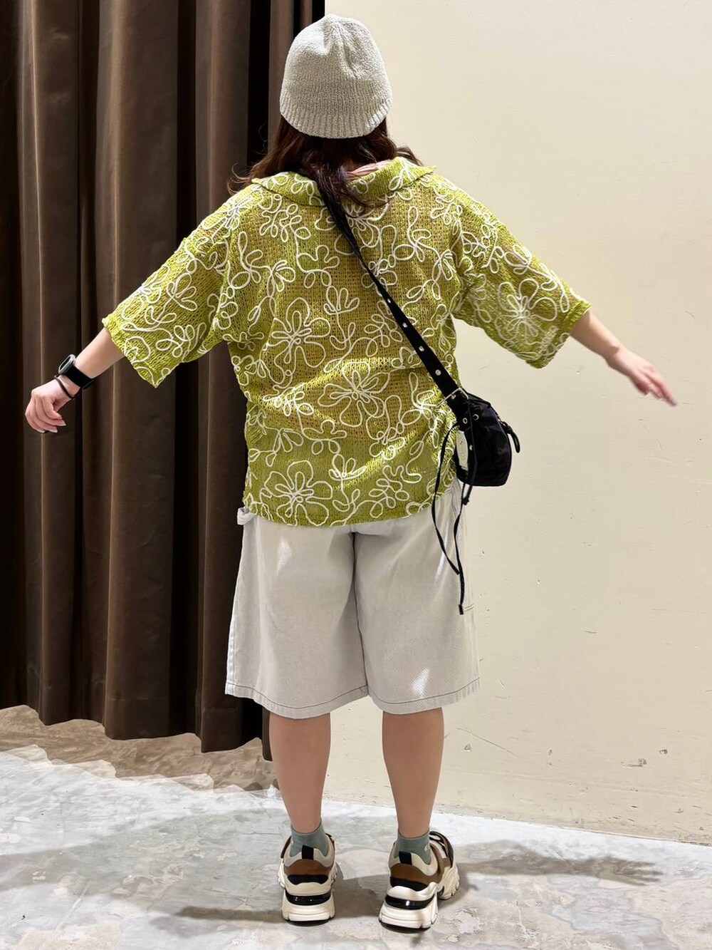 ブラック系のショルダーバッグ、オレンジ系のTシャツ/カットソー、その他のスニーカーを着用したレディースの春コーディネートの5枚目の写真