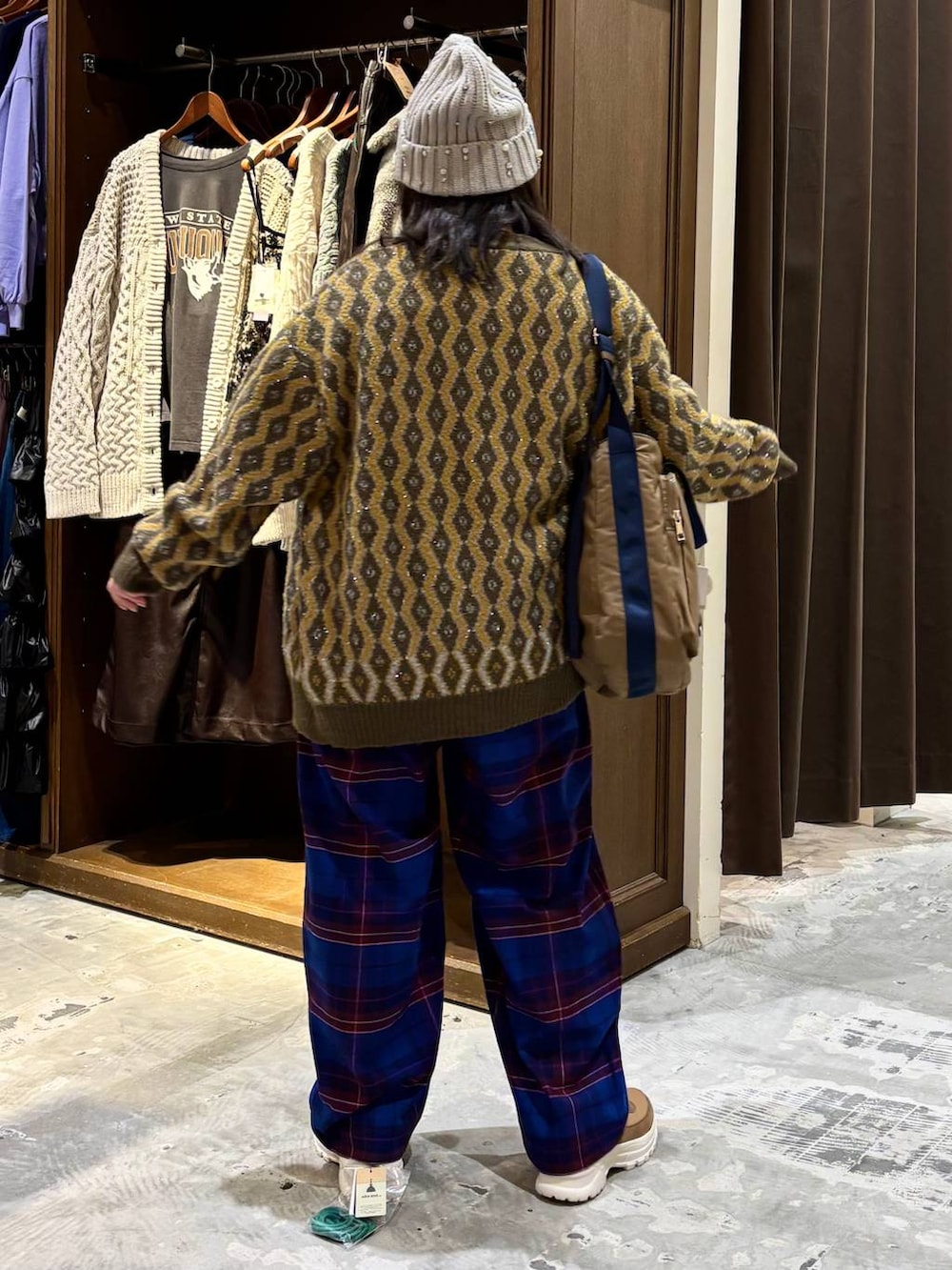 ブルー系のその他パンツ、ベージュ系のTシャツ/カットソー、ブラウン系のトートバッグを着用したレディースの冬コーディネートの5枚目の写真