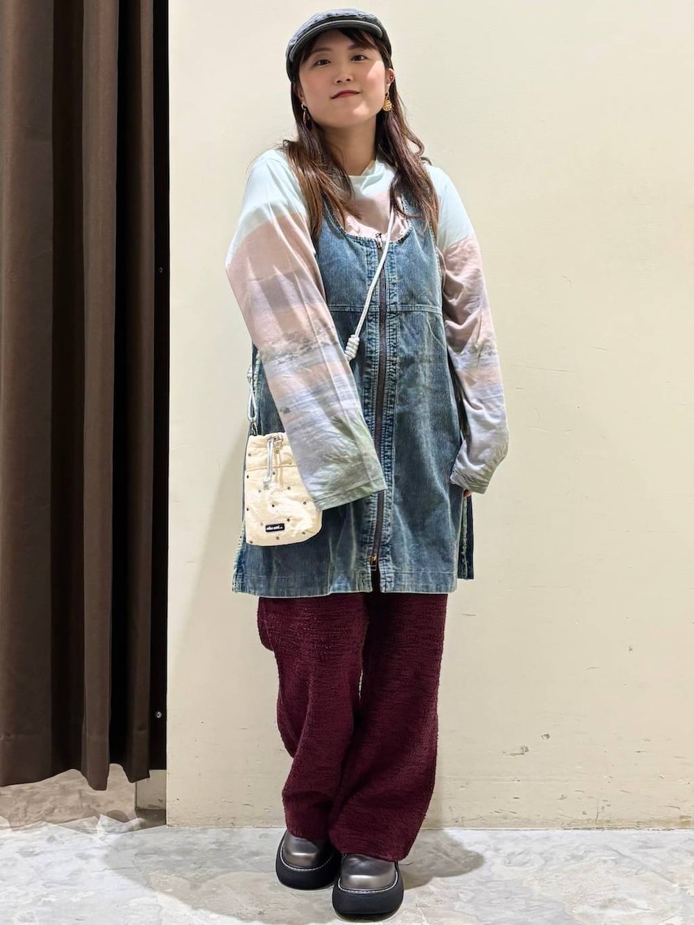 その他のその他シューズ、ブルー系のワンピース、ベージュ系のTシャツ/カットソーを着用したレディースの秋コーディネートの5枚目の写真