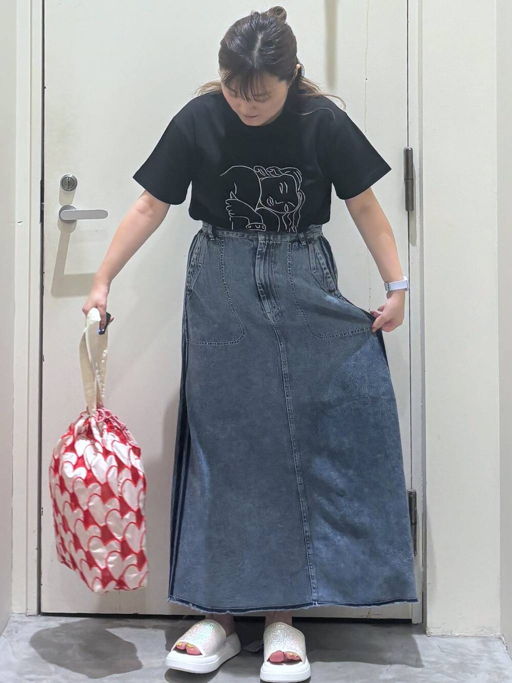 ベージュ系のサンダル、その他のトートバッグ、ブラック系のTシャツ/カットソーを着用したレディースの夏コーディネートの4枚目の写真