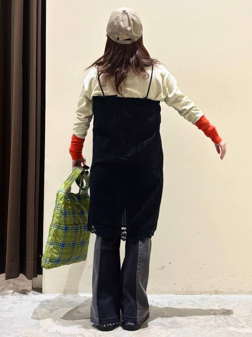 ブラック系のドレスシューズ、グリーン系のトートバッグ、グレー系のスカートを着用したレディースの冬コーディネートの6枚目の写真