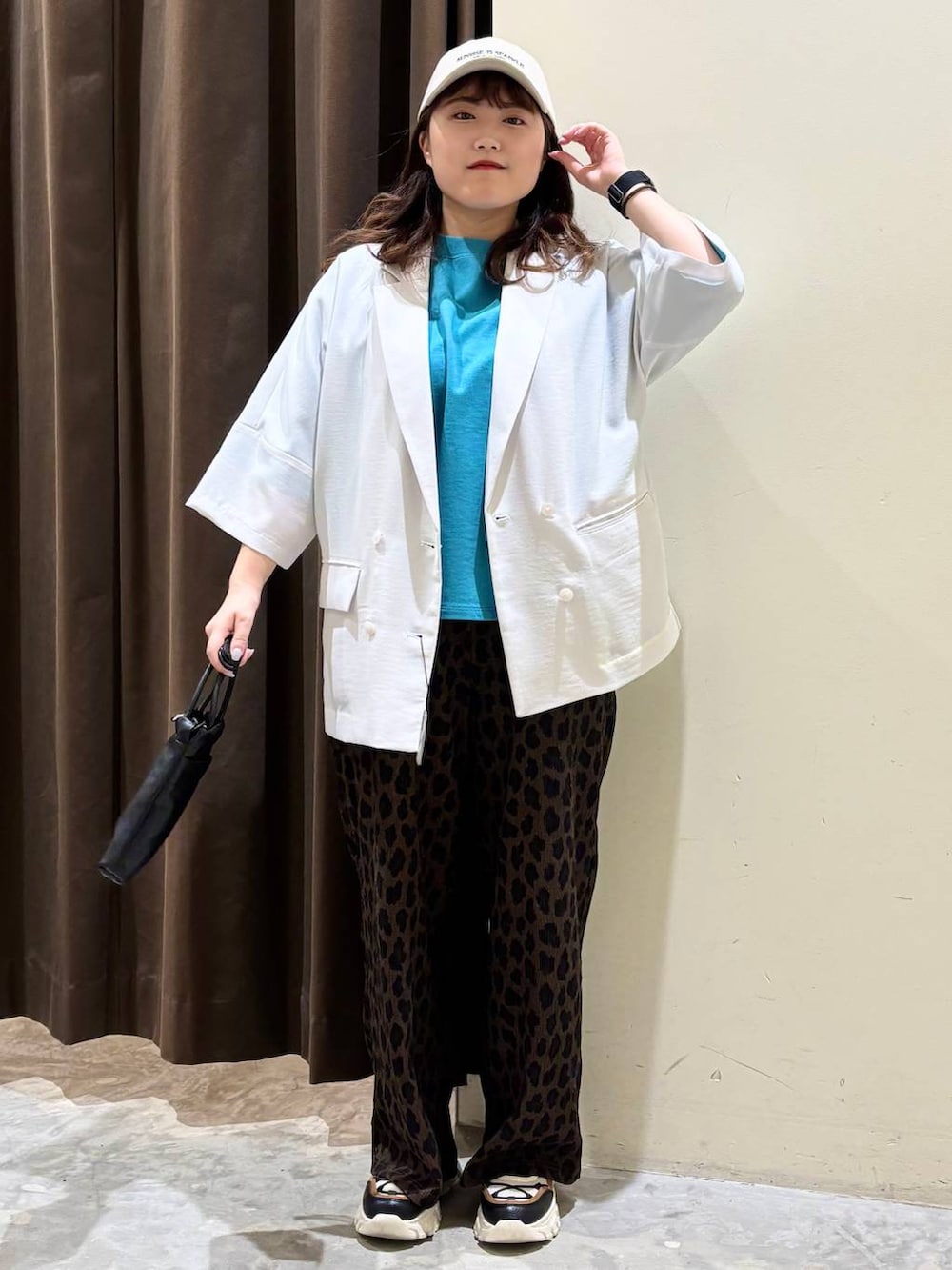 グリーン系のTシャツ/カットソー、ベージュ系のその他パンツ、その他のスニーカーを着用したレディースの春コーディネートの3枚目の写真