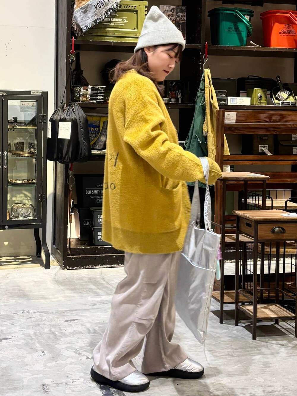 ベージュ系のその他パンツ、シルバー系のスリッポン、ホワイト系のTシャツ/カットソーを着用したレディースの冬コーディネートの5枚目の写真