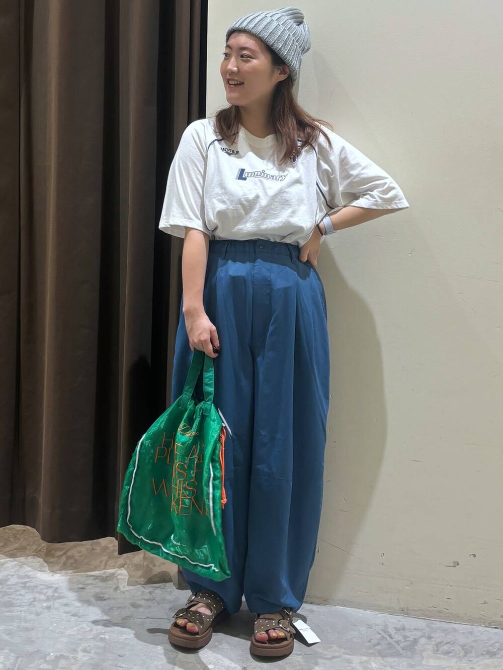 ベージュ系のサンダル、ブルー系のその他パンツ、グリーン系のトートバッグを着用したレディースの夏コーディネートの5枚目の写真