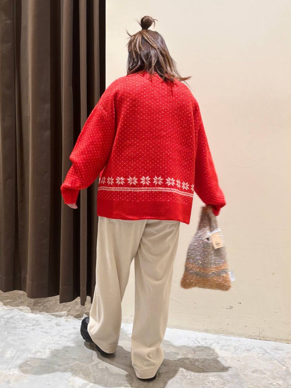 ベージュ系のその他パンツ、ブラック系のその他シューズ、レッド系のニット/セーターを着用したレディースの冬コーディネートの6枚目の写真