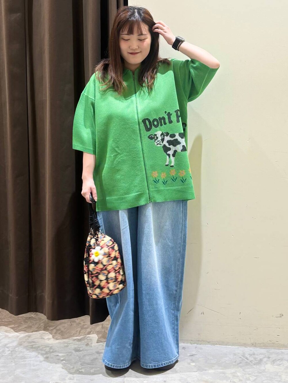 ブラック系のサンダル、ブルー系のデニムパンツ、グリーン系のシャツ/ブラウスを着用したレディースの夏コーディネートの3枚目の写真