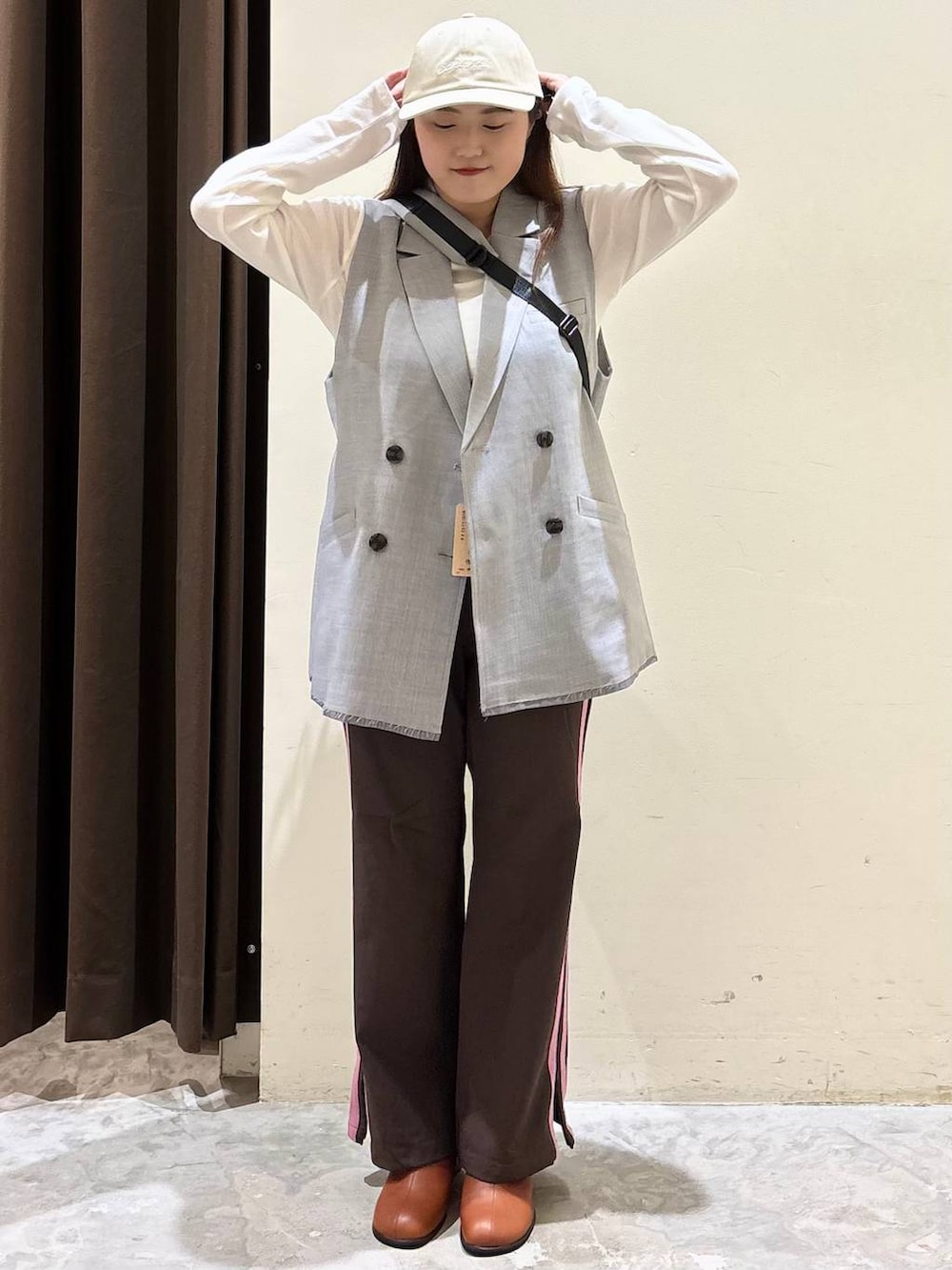 ブラウン系のその他パンツ、ホワイト系のTシャツ/カットソー、イエロー系のブーツを着用したレディースの秋コーディネートの2枚目の写真