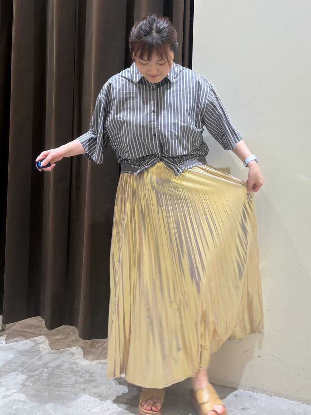 イエロー系のサンダル、イエロー系のスカート、グレー系のシャツ/ブラウスを着用したレディースの夏コーディネートの2枚目の写真