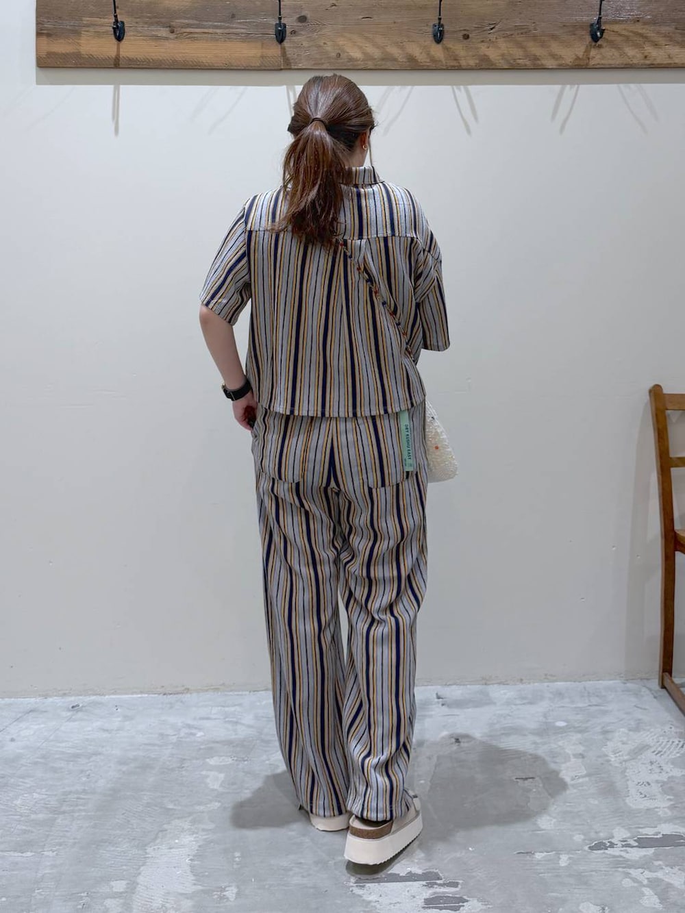 ベージュ系のサンダル、ブルー系のシャツ/ブラウス、ブルー系のその他パンツを着用したレディースの春コーディネートの5枚目の写真
