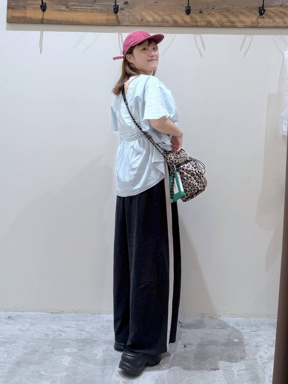 グレー系のその他パンツ、ブルー系のシャツ/ブラウス、ブラック系のサンダルを着用したレディースの夏コーディネートの5枚目の写真