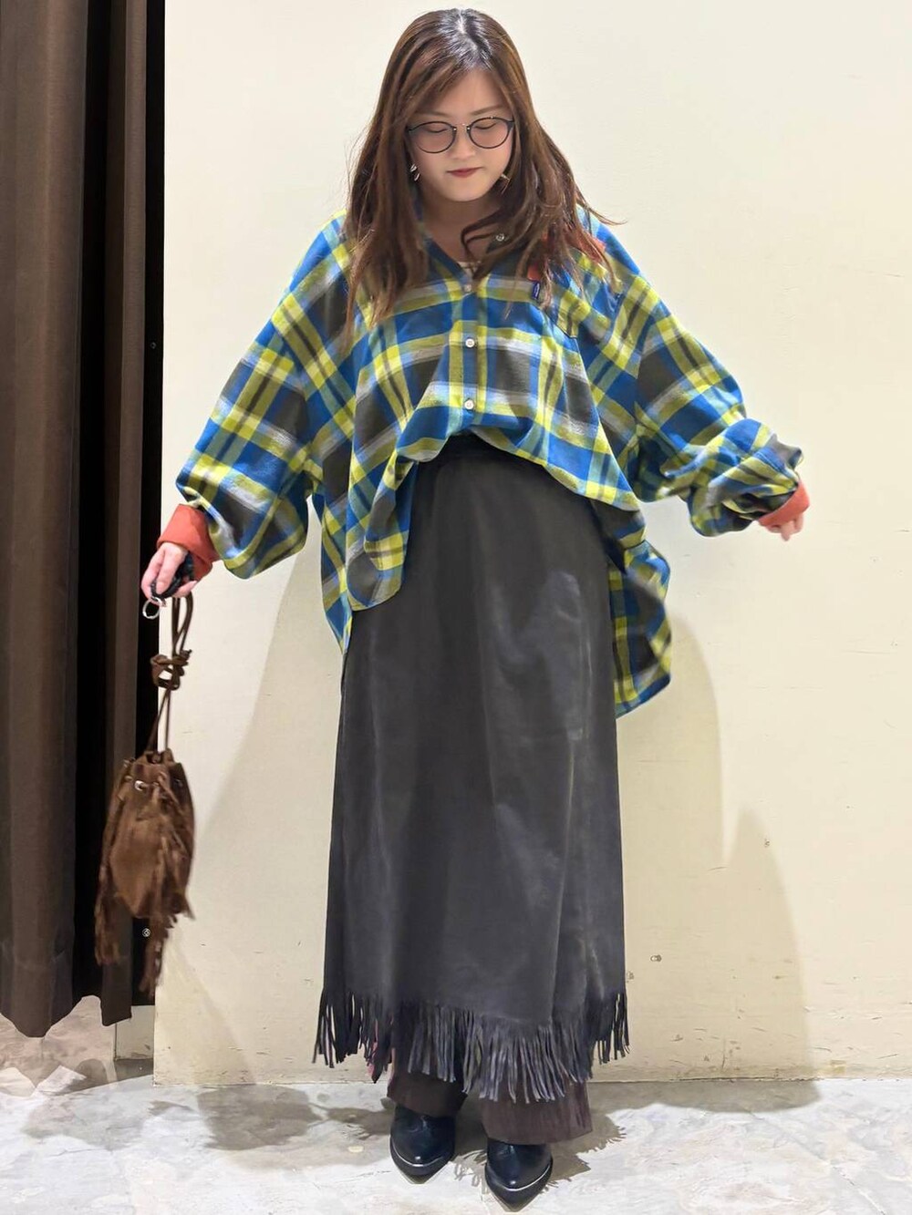 ブラウン系のその他パンツ、ブラック系のその他シューズ、ブラウン系のショルダーバッグを着用したレディースの夏コーディネートの2枚目の写真
