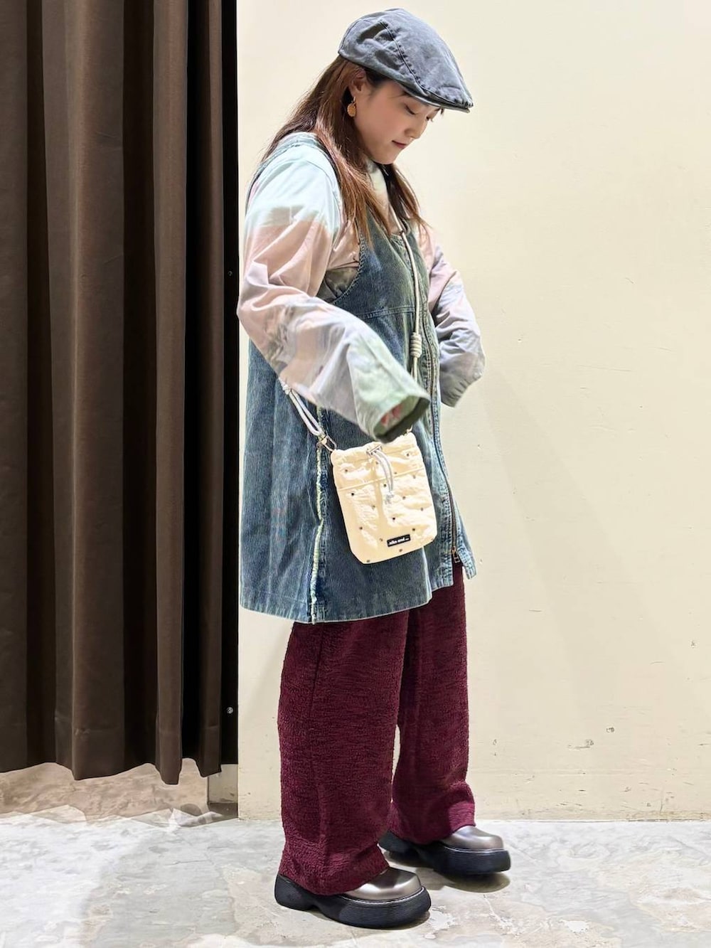 その他のその他シューズ、ブルー系のワンピース、ベージュ系のTシャツ/カットソーを着用したレディースの秋コーディネートの6枚目の写真