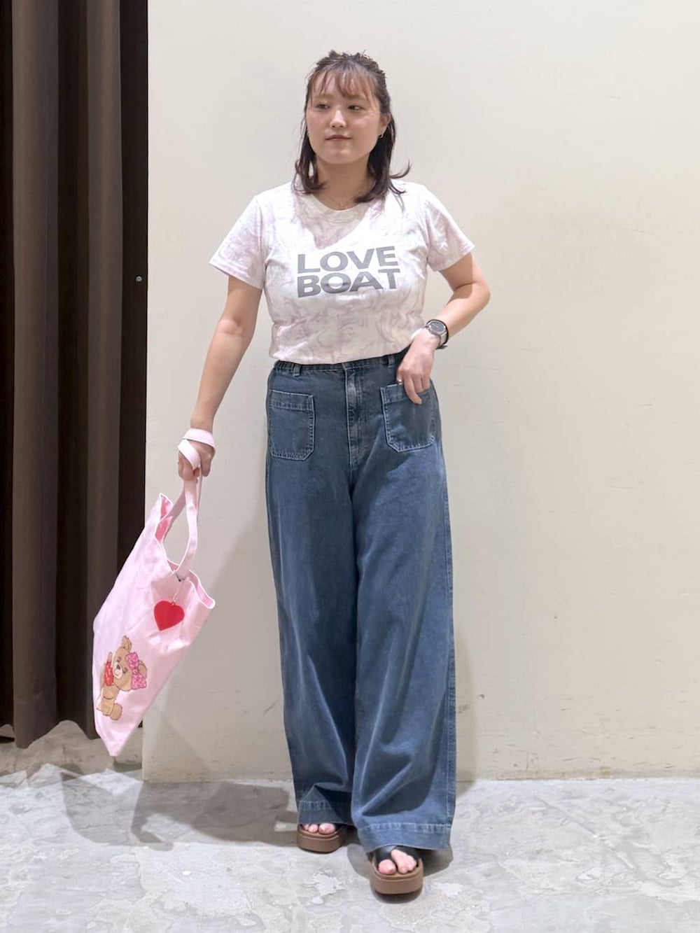 ブラック系のサンダル、ブルー系のその他パンツ、ホワイト系のTシャツ/カットソーを着用したレディースの夏コーディネートの2枚目の写真