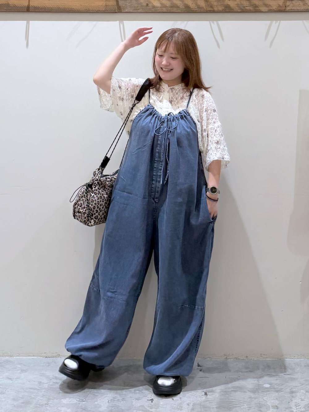ベージュ系のTシャツ/カットソー、ブルー系のサロペット/オーバーオール、ブラック系のサンダルを着用したレディースの夏コーディネートの4枚目の写真
