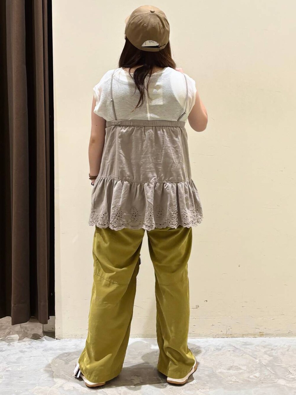 イエロー系のその他パンツ、ホワイト系のタンクトップ、ベージュ系のスニーカーを着用したレディースの夏コーディネートの5枚目の写真