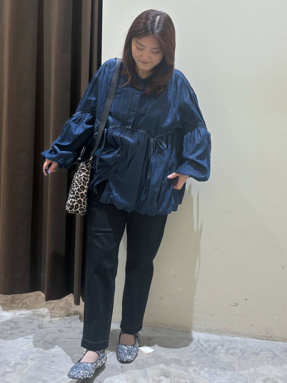 シルバー系のバレエシューズ、その他のショルダーバッグ、ブルー系のシャツ/ブラウスを着用したレディースの秋コーディネートの2枚目の写真