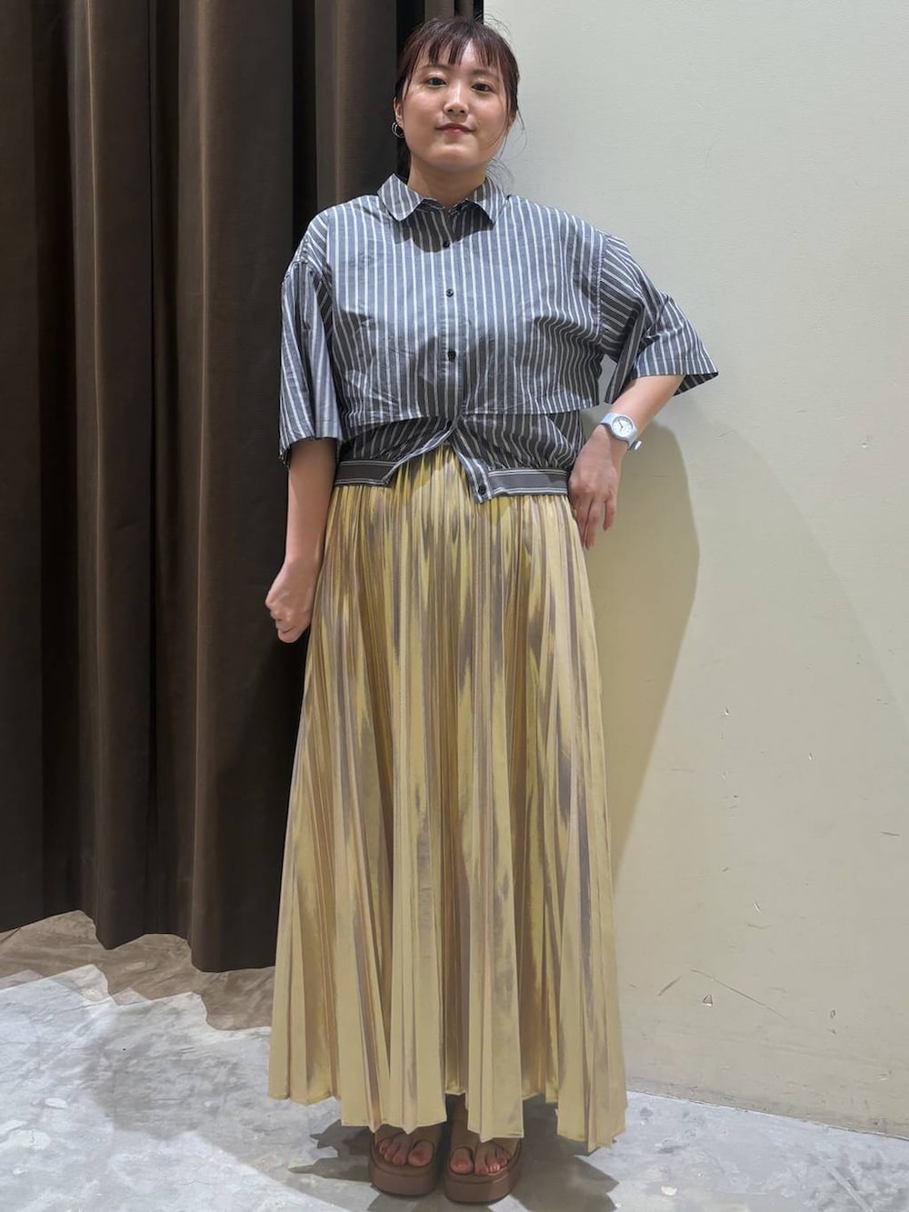 イエロー系のサンダル、イエロー系のスカート、グレー系のシャツ/ブラウスを着用したレディースの夏コーディネートの3枚目の写真