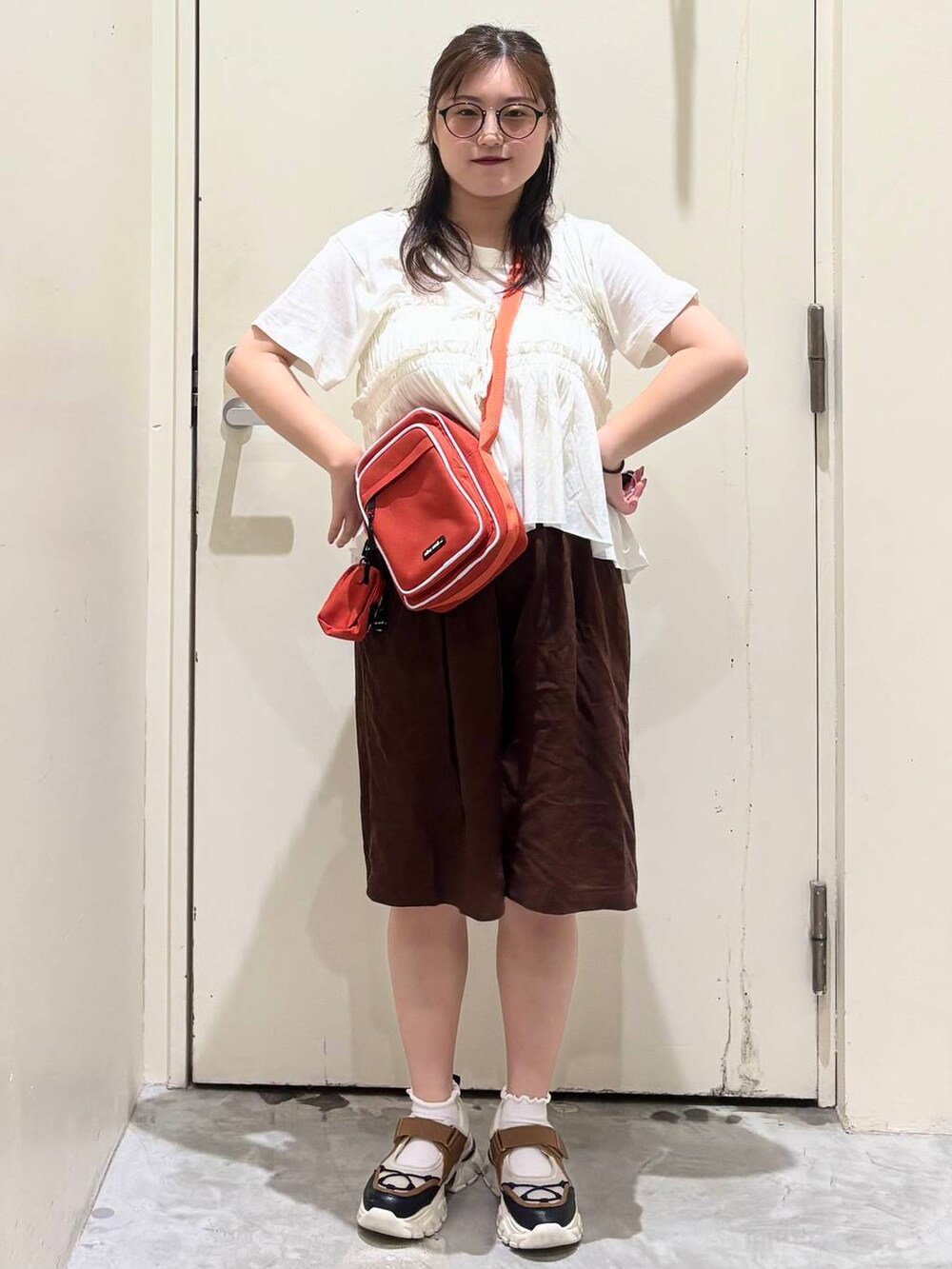 その他のスニーカー、ホワイト系のTシャツ/カットソー、ブラウン系のその他パンツを着用したレディースの夏コーディネートの3枚目の写真
