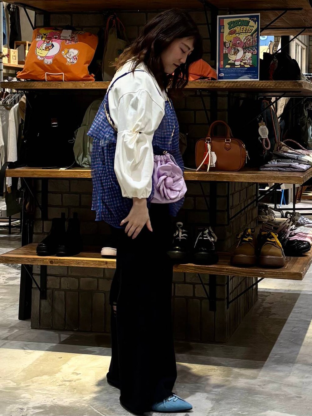パープル系のショルダーバッグ、ブラック系のその他パンツ、ブルー系のサンダルを着用したレディースの春コーディネートの5枚目の写真