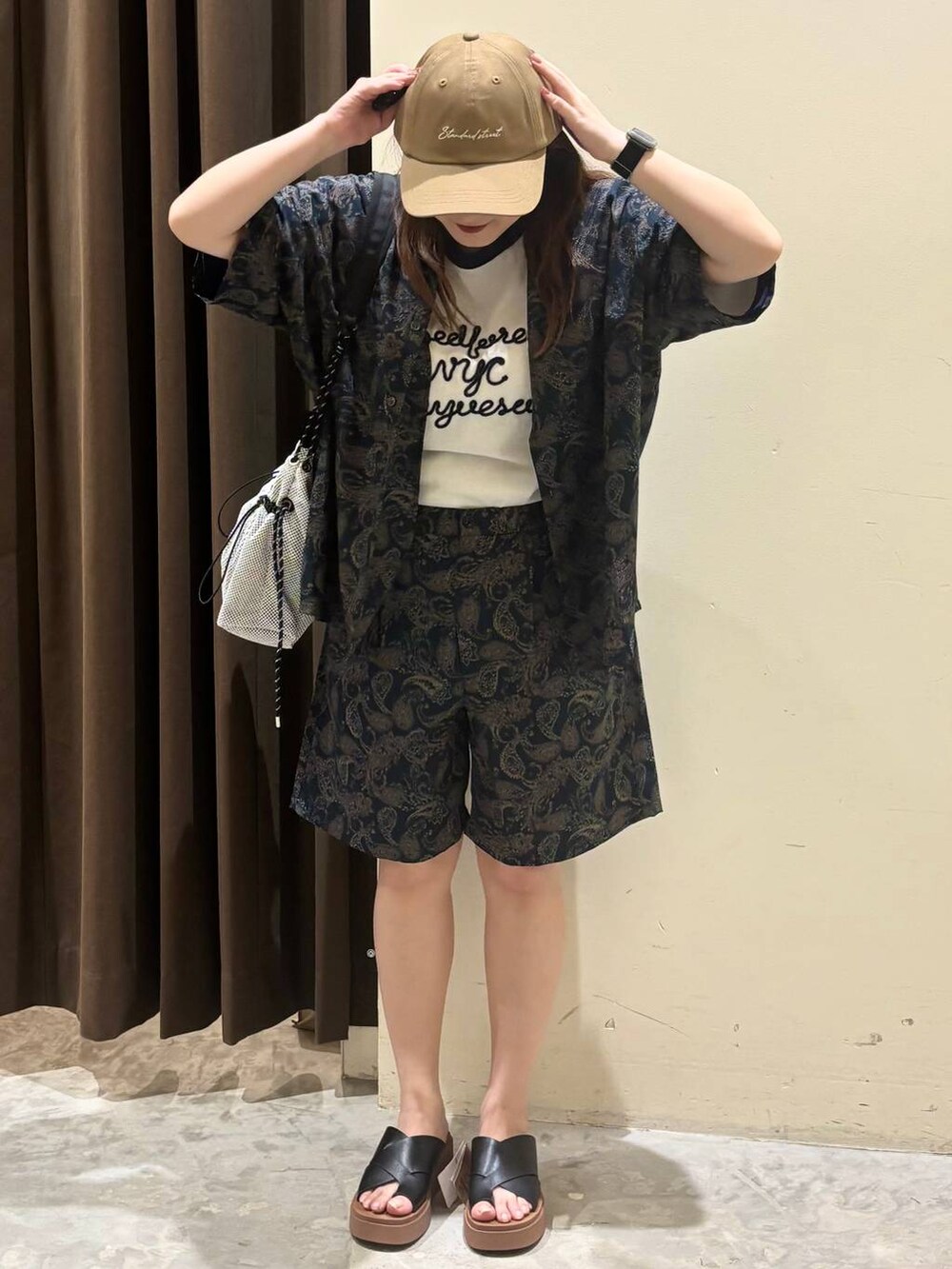 ブラック系のサンダル、ブルー系のその他パンツ、ブルー系のシャツ/ブラウスを着用したレディースの夏コーディネートの4枚目の写真