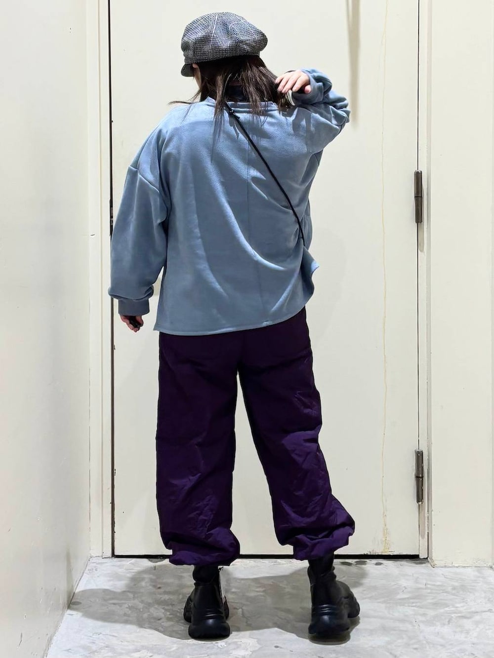 パープル系のその他パンツ、ブラック系のブーツ、ブラック系のTシャツ/カットソーを着用したレディースの冬コーディネートの5枚目の写真