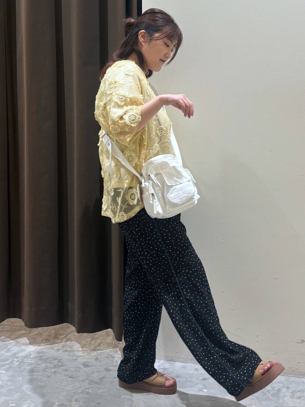 イエロー系のサンダル、ブラック系のその他パンツ、ホワイト系のTシャツ/カットソーを着用したレディースの夏コーディネートの4枚目の写真