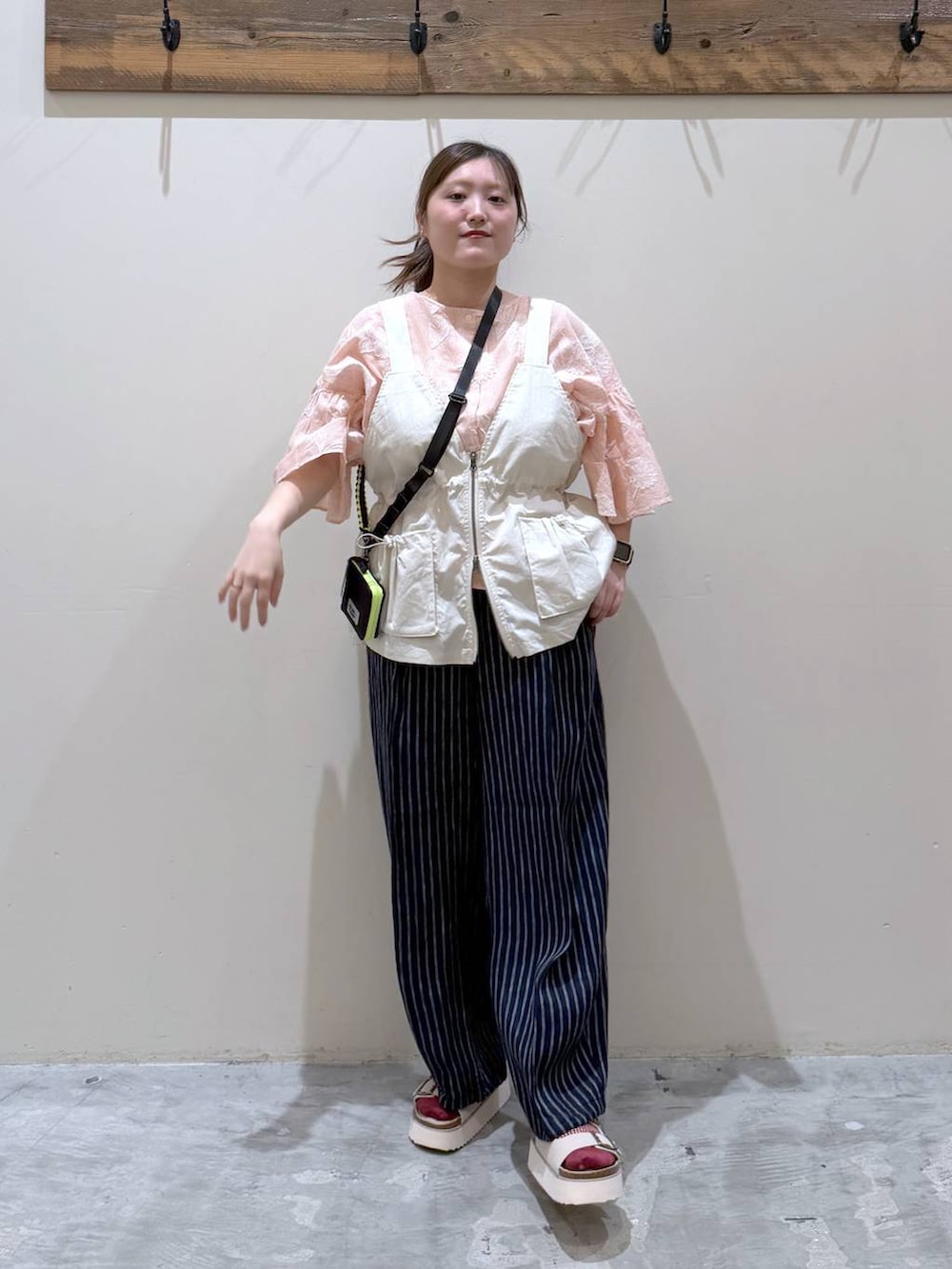ブルー系のその他パンツ、オレンジ系のシャツ/ブラウス、ベージュ系のサンダルを着用したレディースの夏コーディネートの3枚目の写真