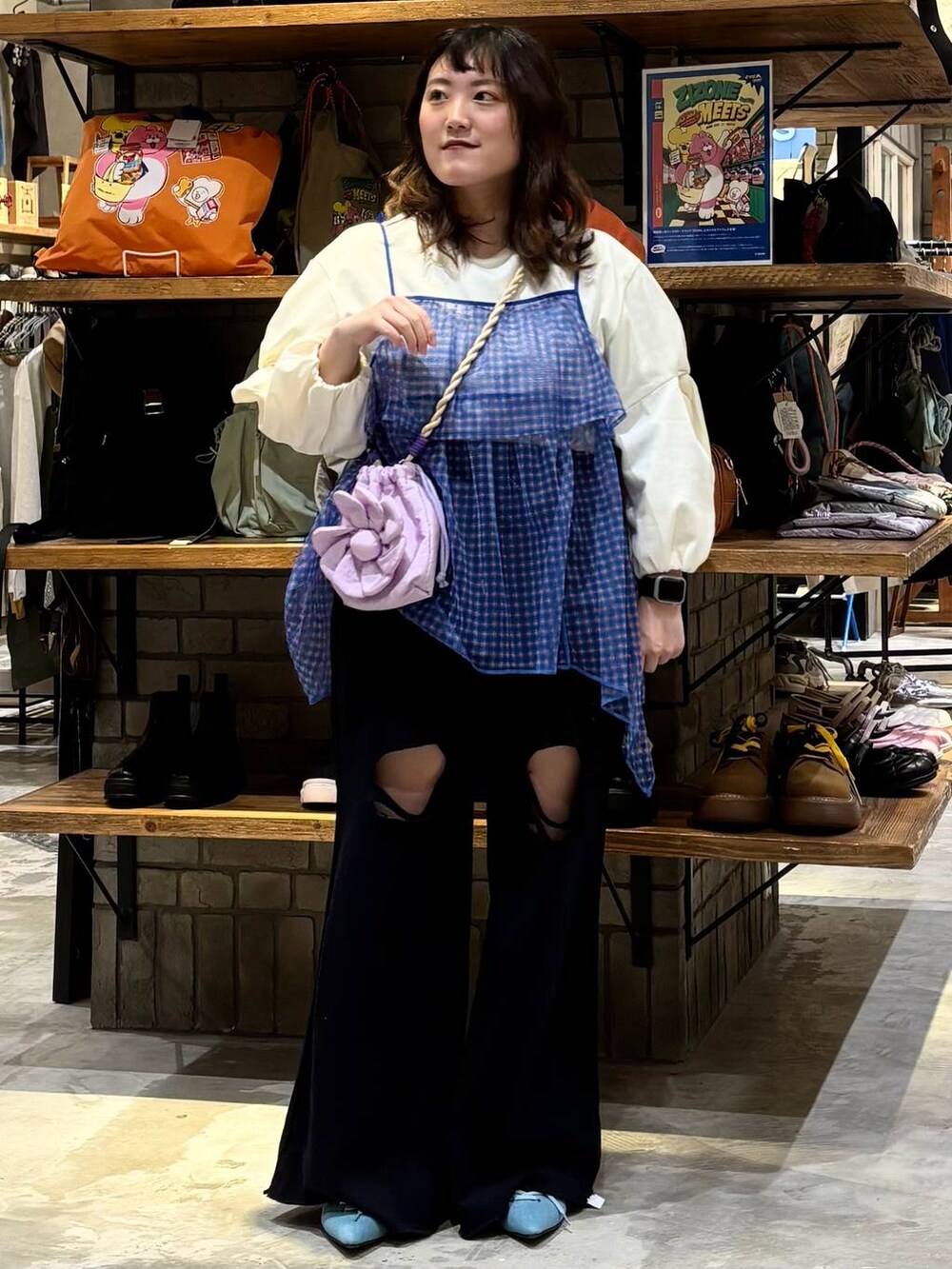パープル系のショルダーバッグ、ブラック系のその他パンツ、ブルー系のサンダルを着用したレディースの春コーディネートの3枚目の写真