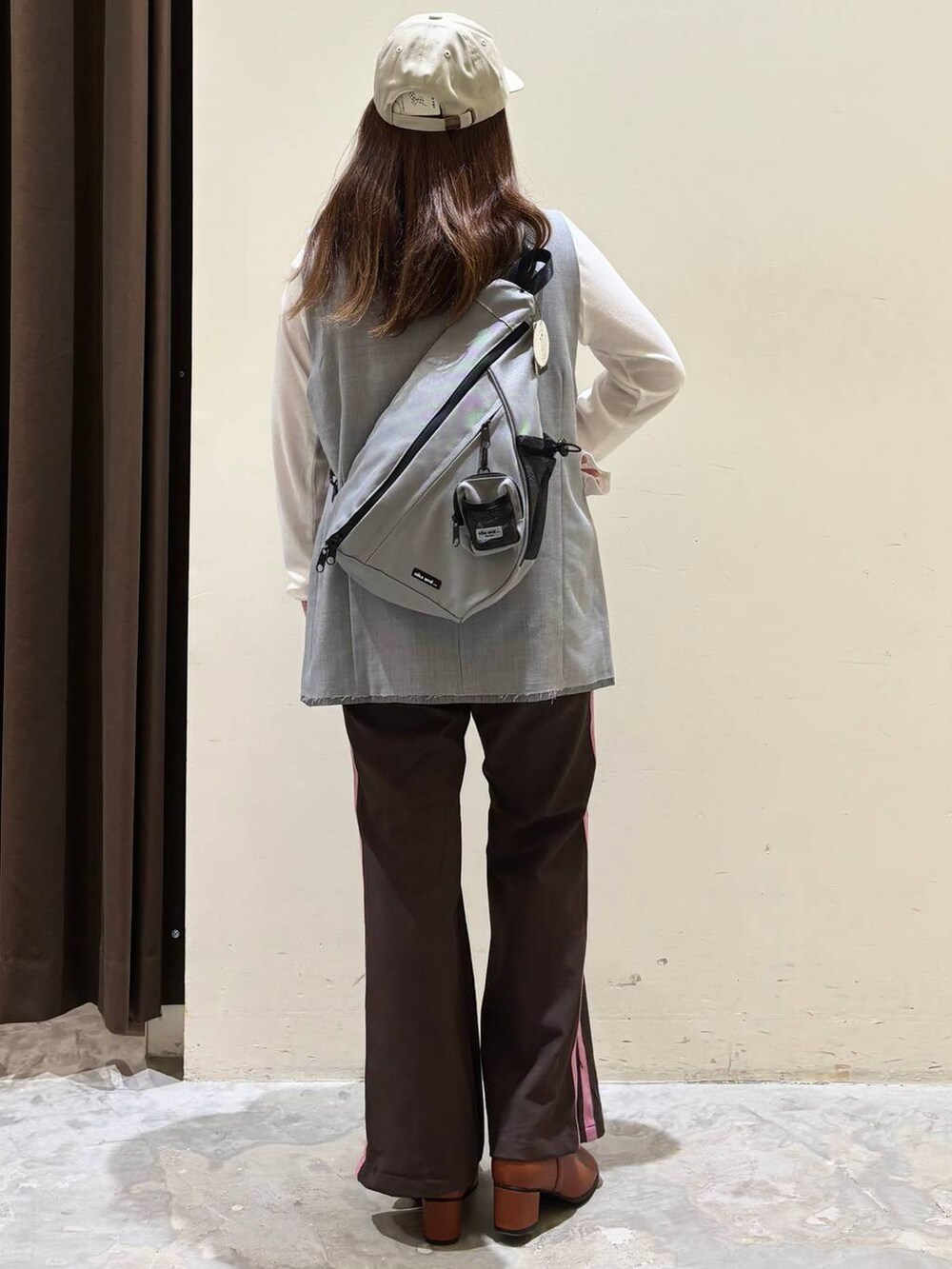 ブラウン系のその他パンツ、ホワイト系のTシャツ/カットソー、イエロー系のブーツを着用したレディースの秋コーディネートの6枚目の写真