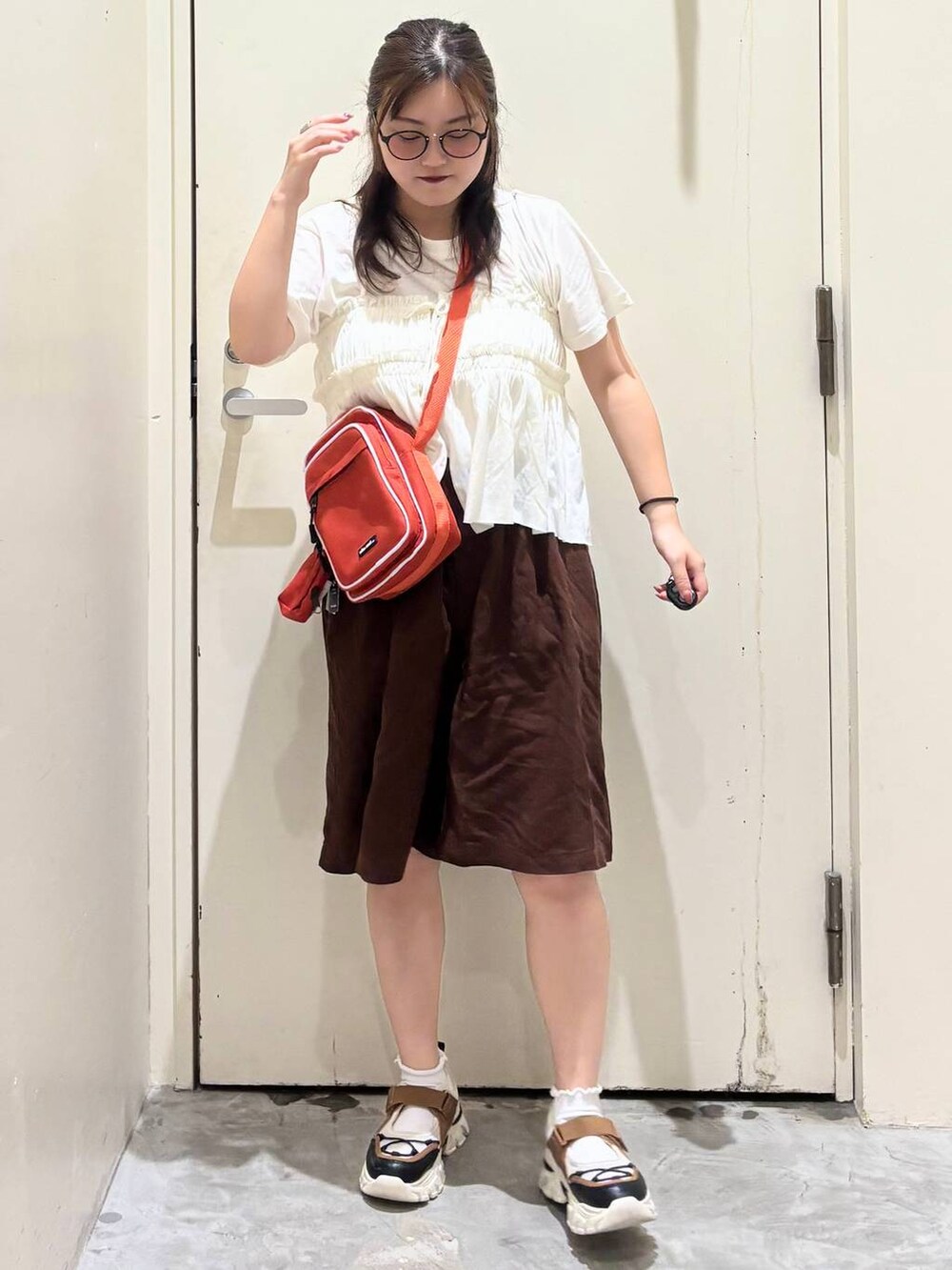 その他のスニーカー、ホワイト系のTシャツ/カットソー、ブラウン系のその他パンツを着用したレディースの夏コーディネートの2枚目の写真