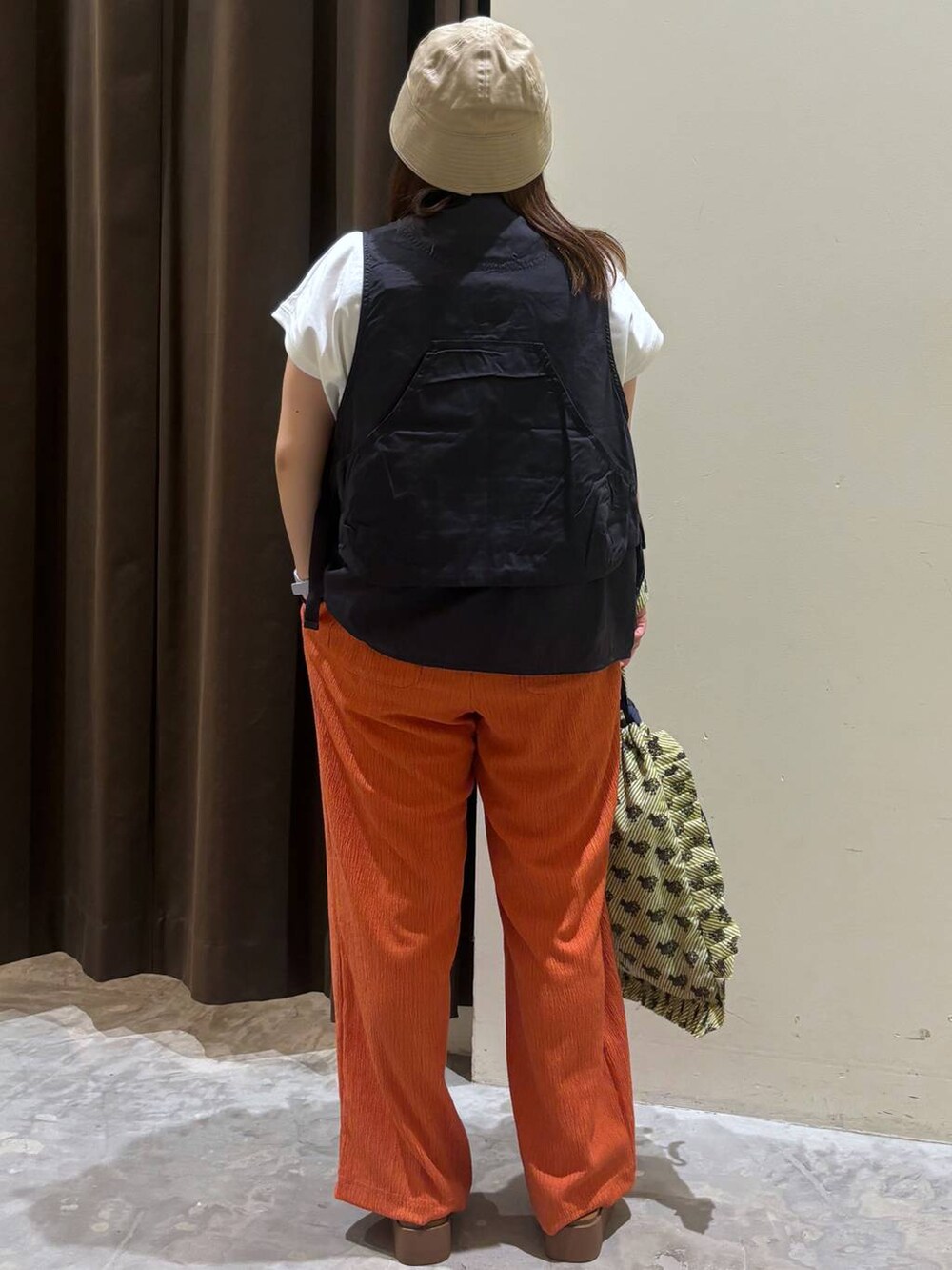 イエロー系のサンダル、ベージュ系のトートバッグ、ホワイト系のTシャツ/カットソーを着用したレディースの夏コーディネートの7枚目の写真