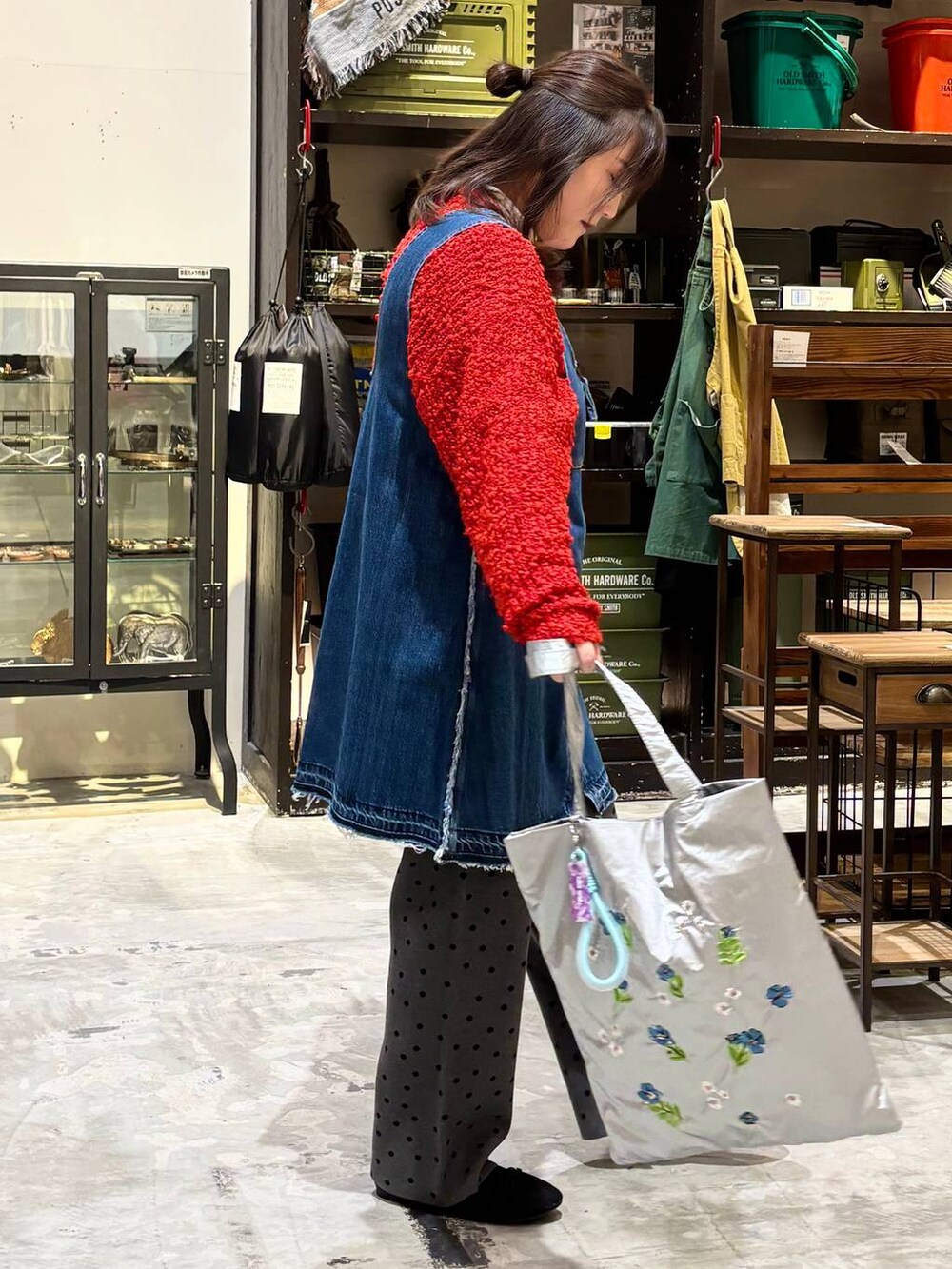 グレー系のその他パンツ、ホワイト系のTシャツ/カットソー、レッド系のニット/セーターを着用したレディースの冬コーディネートの5枚目の写真