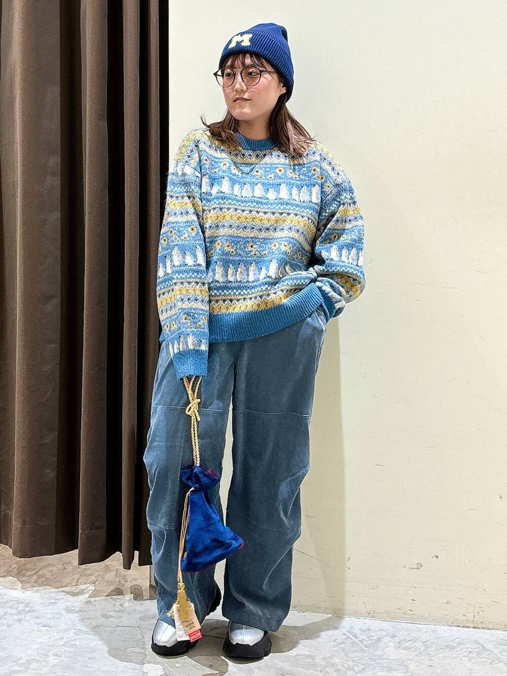 ブルー系のその他パンツ、その他のショルダーバッグ、グレー系のブーツを着用したレディースの冬コーディネートの3枚目の写真