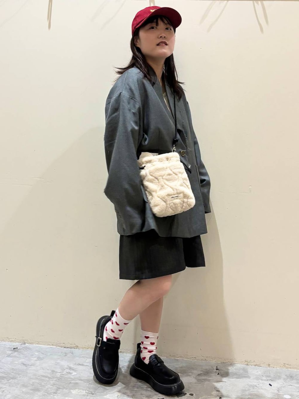 ベージュ系のTシャツ/カットソー、グレー系のテーラードジャケット、ブラック系のドレスシューズを着用したレディースの秋コーディネートの4枚目の写真