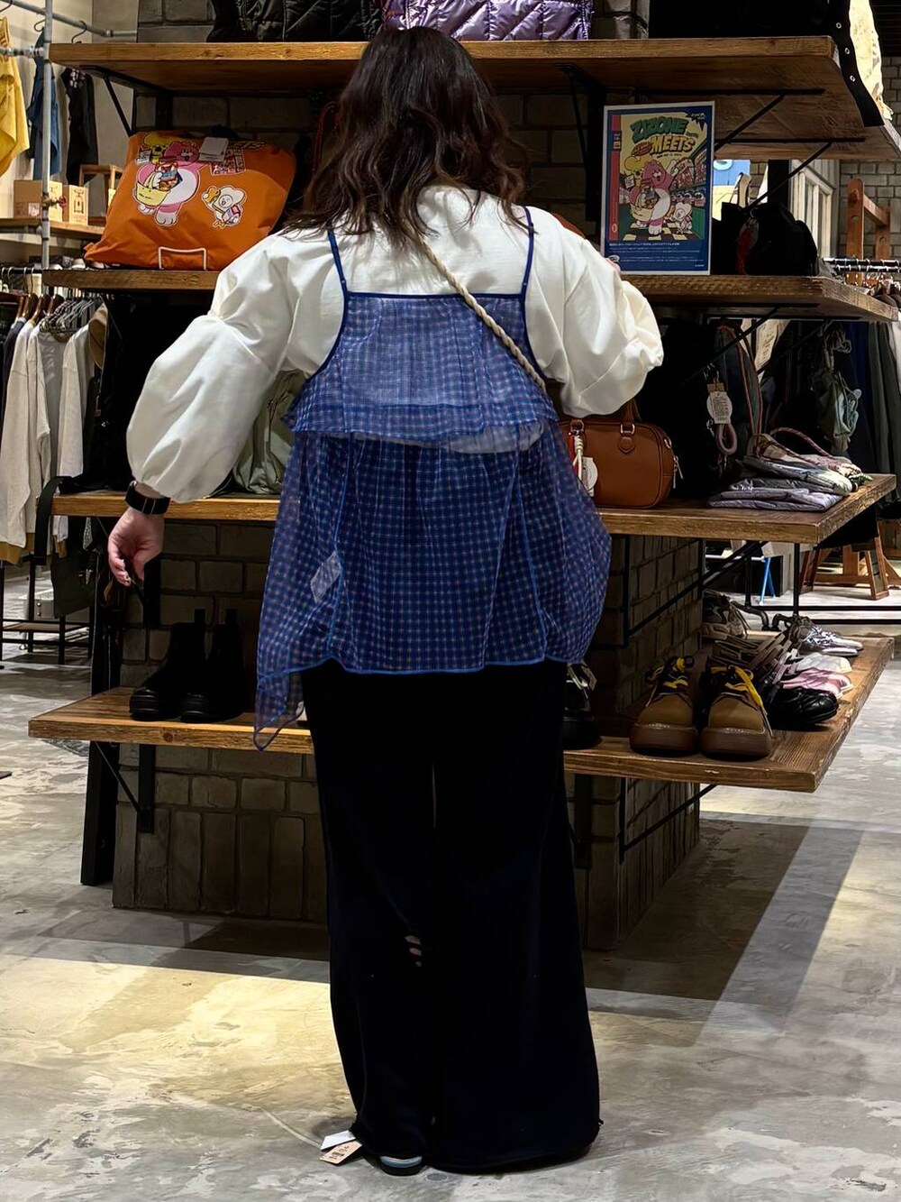 パープル系のショルダーバッグ、ブラック系のその他パンツ、ブルー系のサンダルを着用したレディースの春コーディネートの6枚目の写真