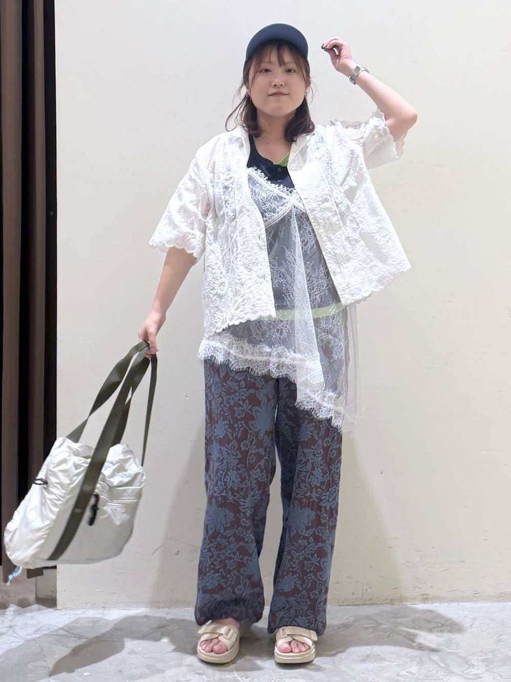 ブラウン系のその他パンツ、ベージュ系のサンダル、ベージュ系のボストンバッグを着用したレディースの夏コーディネートの6枚目の写真
