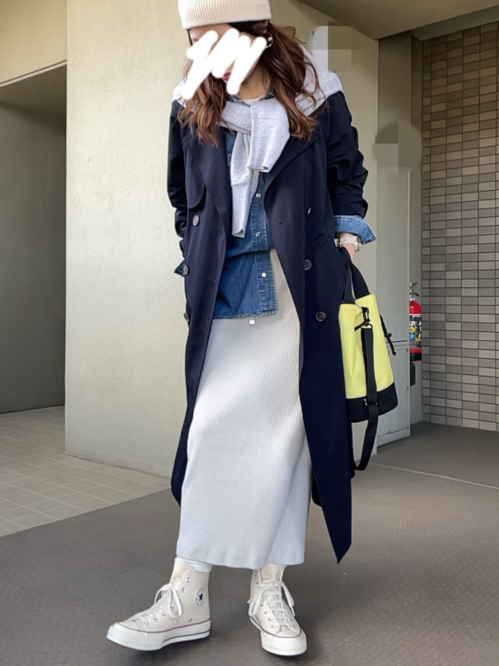 「オトナカジュアル、今日のコーデ、春、デニム、トレンチコート、ct70、ビーニー、アメリカーナ、春コーデ」｜「FirsthandのAmericana/アメリカーナ 別注クルーネックスウェット / ロゴスウェット（スウェット、グレー系）」を使った、162outfitさん（レディース・162cm）の春コーディネートの2枚目の写真