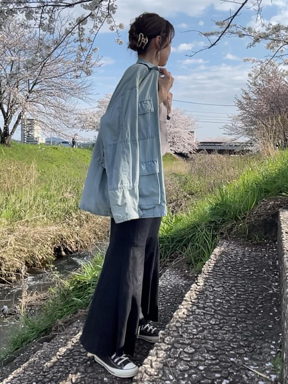 「シンプル、大人女子、お出かけコーデ、カジュアルスタイル、シアートップス、お花見、デニムジャケット、コンバース ハイカット、マーメイドスカート」｜「Whim Gazetteの【ai no de】OKAYAMA シャツブルゾン（ブルゾン、ブルー系）」を使った、162outfitさん（レディース・162cm）の春コーディネートの2枚目の写真