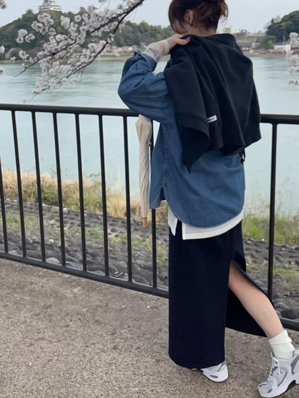 「お花見、お出かけコーデ、着回しコーデ、カジュアルスタイル、シアートップス、デニムシャツ、ナロースカート、タイトスカート」｜「NEW BALANCEの＜New Balance＞MR530 スニーカー（スニーカー、グレー系）」を使った、162outfitさん（レディース・162cm）の春コーディネートの2枚目の写真