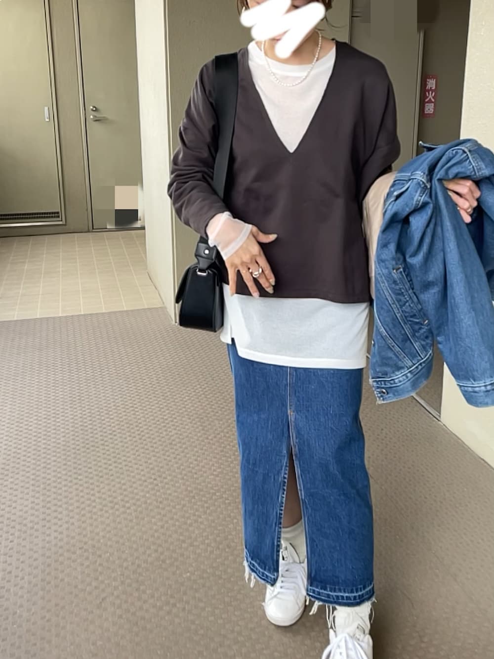 「春のおしゃ見えテクニック、春服コーデ、春、オトナカジュアル、ラフコーデ、シンプル、シアートップス、アメリカーナ、スタンスミス、バックプリント、ロゴスウェット」｜「MICA&DEALの[MICA&DEAL/マイカアンドディール] AMERICANA×MICA M.C.W Vネックバックプリントスウェット（スウェット、グレー系）」を使った、162outfitさん（レディース・162cm）の春コーディネートの3枚目の写真