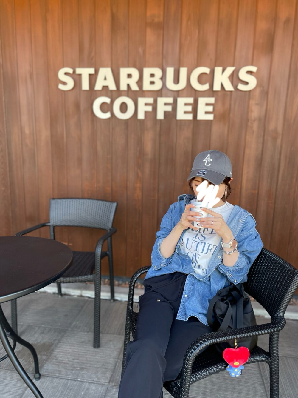 「初夏コーデ、シンプルスタイル、オトナ女子、お出かけコーデ、スニーカーコーデ、キャップ、海」｜「VEJAのVEJA / “CAMPO”  スニーカー（スニーカー、ホワイト系）」を使った、162outfitさん（レディース・162cm）の春コーディネートの2枚目の写真