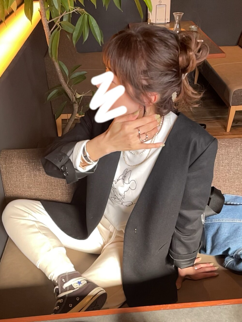 「春のおしゃ見えテクニック、春服、オトナ女子、シンプル、オトナカジュアル、スウェットパンツ、ミニーちゃん、ハイカットスニーカー、ジャケット、モノトーン」｜「UNIQLOのアイテム（スウェットパンツ、ホワイト系）」を使った、162outfitさん（レディース・162cm）の春コーディネートの3枚目の写真