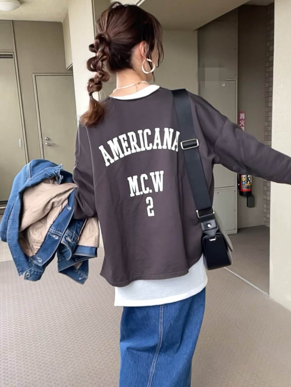 「春のおしゃ見えテクニック、春服コーデ、春、オトナカジュアル、ラフコーデ、シンプル、シアートップス、アメリカーナ、スタンスミス、バックプリント、ロゴスウェット」｜「MICA&DEALの[MICA&DEAL/マイカアンドディール] AMERICANA×MICA M.C.W Vネックバックプリントスウェット（スウェット、グレー系）」を使った、162outfitさん（レディース・162cm）の春コーディネートの2枚目の写真