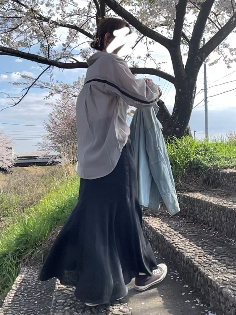 「シンプル、大人女子、お出かけコーデ、カジュアルスタイル、シアートップス、お花見、デニムジャケット、コンバース ハイカット、マーメイドスカート」｜「Whim Gazetteの【ai no de】OKAYAMA シャツブルゾン（ブルゾン、ブルー系）」を使った、162outfitさん（レディース・162cm）の春コーディネートの3枚目の写真