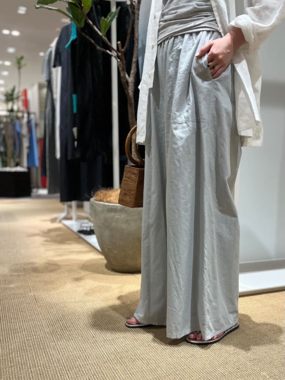 「TOMORROWLAND、トゥモローランド、GALERIE VIE、BALI WERKSTATTE、リネンシャツ、ノーカラーシャツ、インドコットン、イージーパンツ、ワイドパンツ、大人カジュアル、デイリーカジュアル、リラックススタイル」｜「GALERIE VIEのリネンポプリン サイドスリットカラーレスシャツ（シャツ/ブラウス、ホワイト系）」を使った、TOMORROWLAND_onoさん（レディース・157cm）の夏コーディネートの4枚目の写真