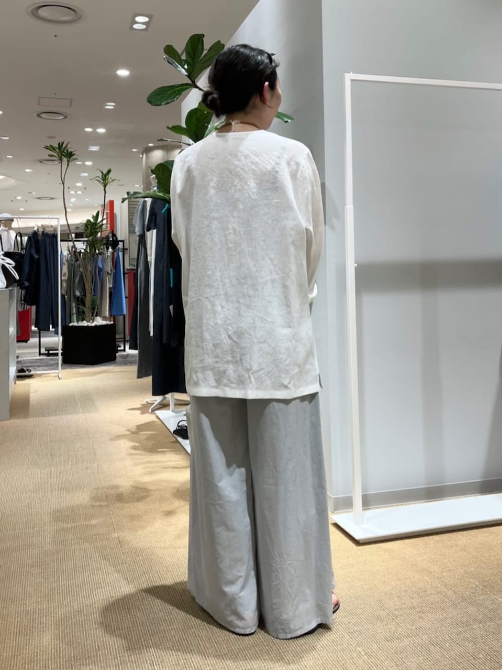 「TOMORROWLAND、トゥモローランド、GALERIE VIE、BALI WERKSTATTE、リネンシャツ、ノーカラーシャツ、インドコットン、イージーパンツ、ワイドパンツ、大人カジュアル、デイリーカジュアル、リラックススタイル」｜「GALERIE VIEのリネンポプリン サイドスリットカラーレスシャツ（シャツ/ブラウス、ホワイト系）」を使った、TOMORROWLAND_onoさん（レディース・157cm）の夏コーディネートの2枚目の写真