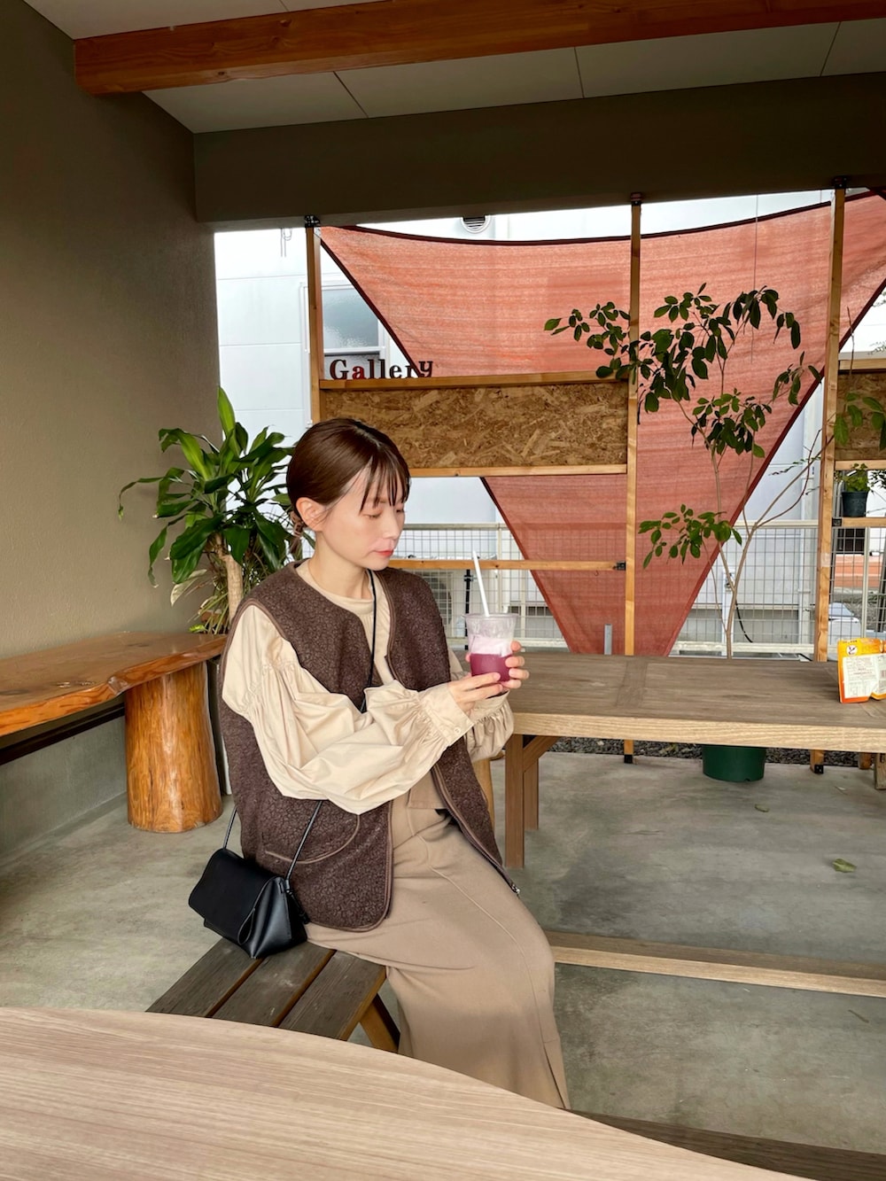 「秋コーデ、秋、大人カジュアル、秋色、おしゃれさんと繋がりたい、ブラウン、ベージュ、ボアベスト、淡色コーデ、ママコーデ、ボリューム袖」｜「ECRIREのリラックスボアベスト（ベスト、ブラウン系）」を使った、あゆさん（レディース・152cm）の秋コーディネートの2枚目の写真